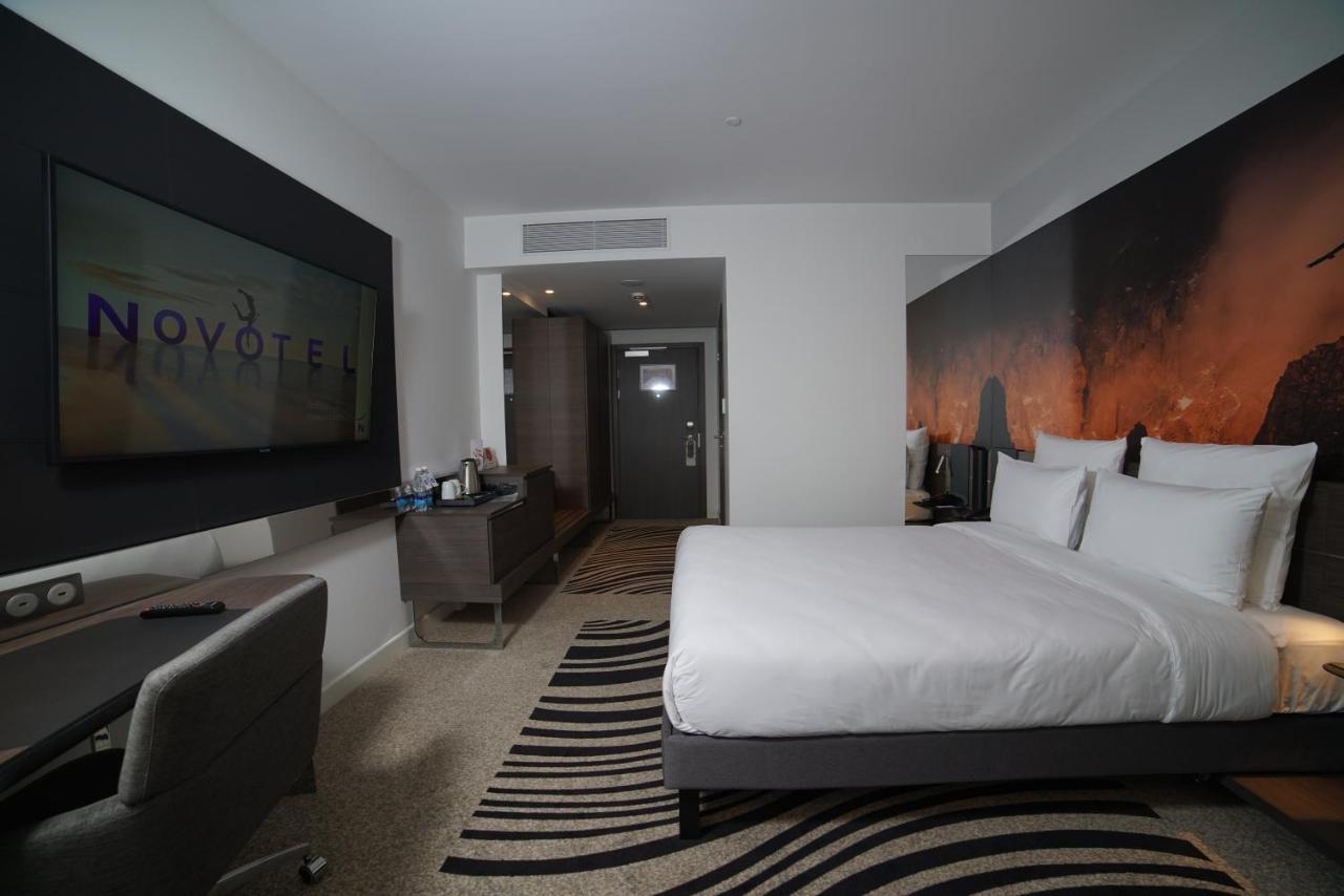 比什凯克市中心诺富特酒店 外观 照片 A room at Novotel London West